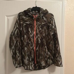 Nike light weight camouflage zippered jacket with peach zipper. Women’s XL